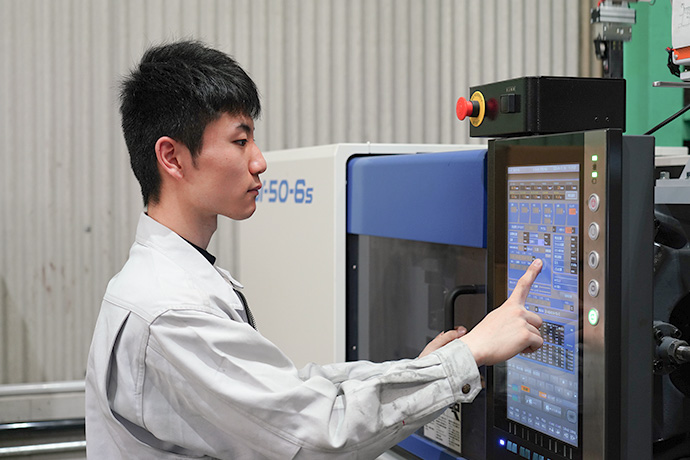 プラスチック成形の設備